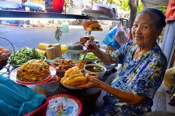 Hoi An Street Food by Walking